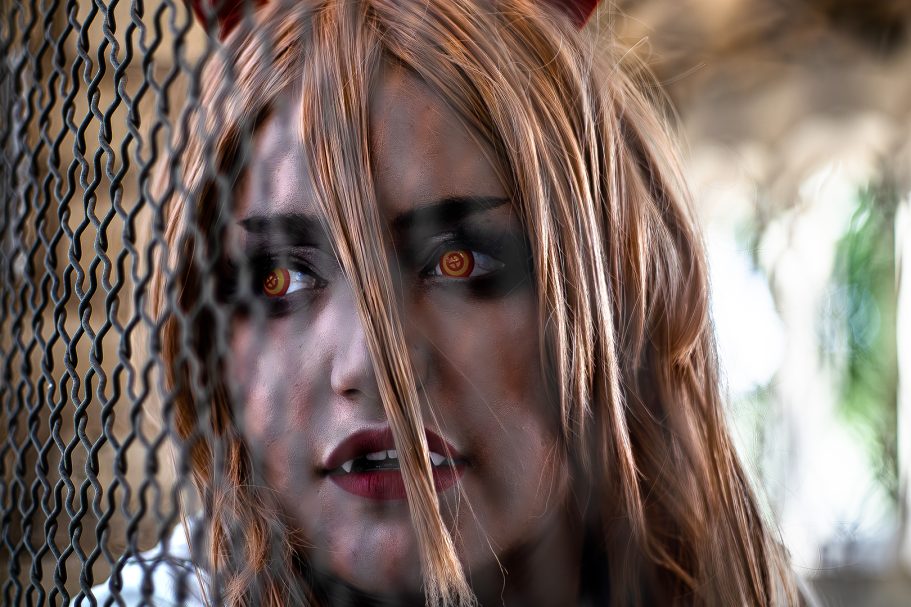 Mujer con cabello largo y ojos anaranjados, con aspecto de criatura fantasiosa.